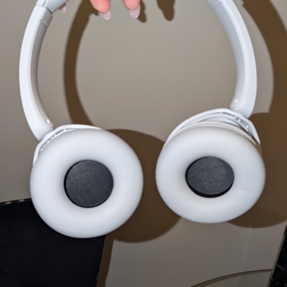 Sony White Over-Ear Headphones - Picture 2 of 6